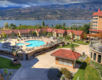 “The Sunset” -Cozy 2 Bed Downtown Kelowna w/ Pool and Lake View